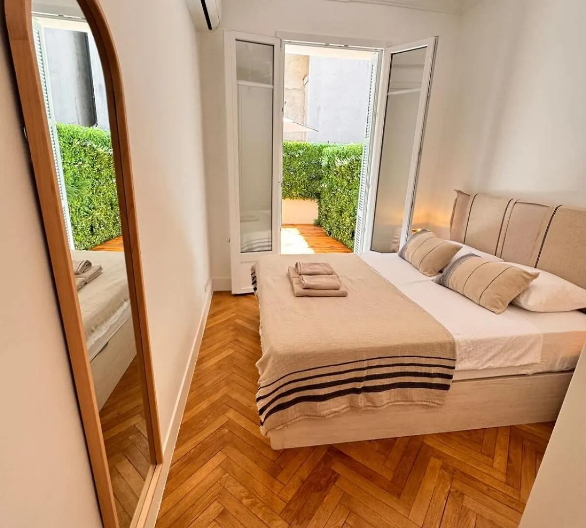 Luxury Central Condo With Private Terrace In Nice